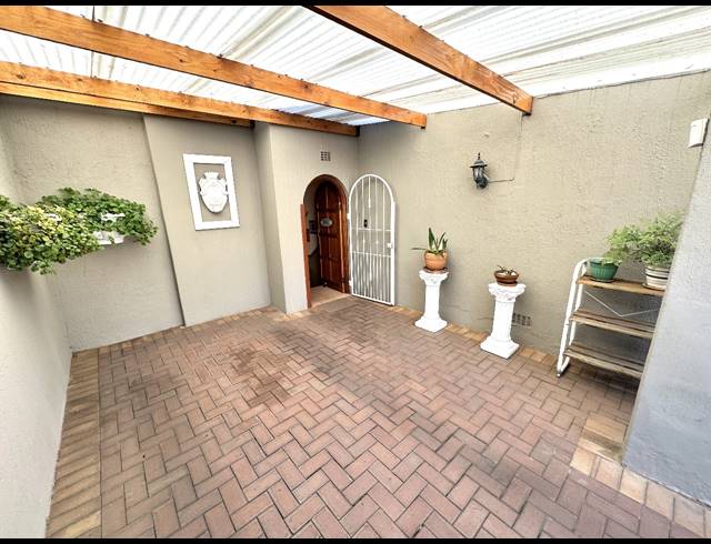 5 BEDROOM HOUSE FOR SALE IN ORMONDE